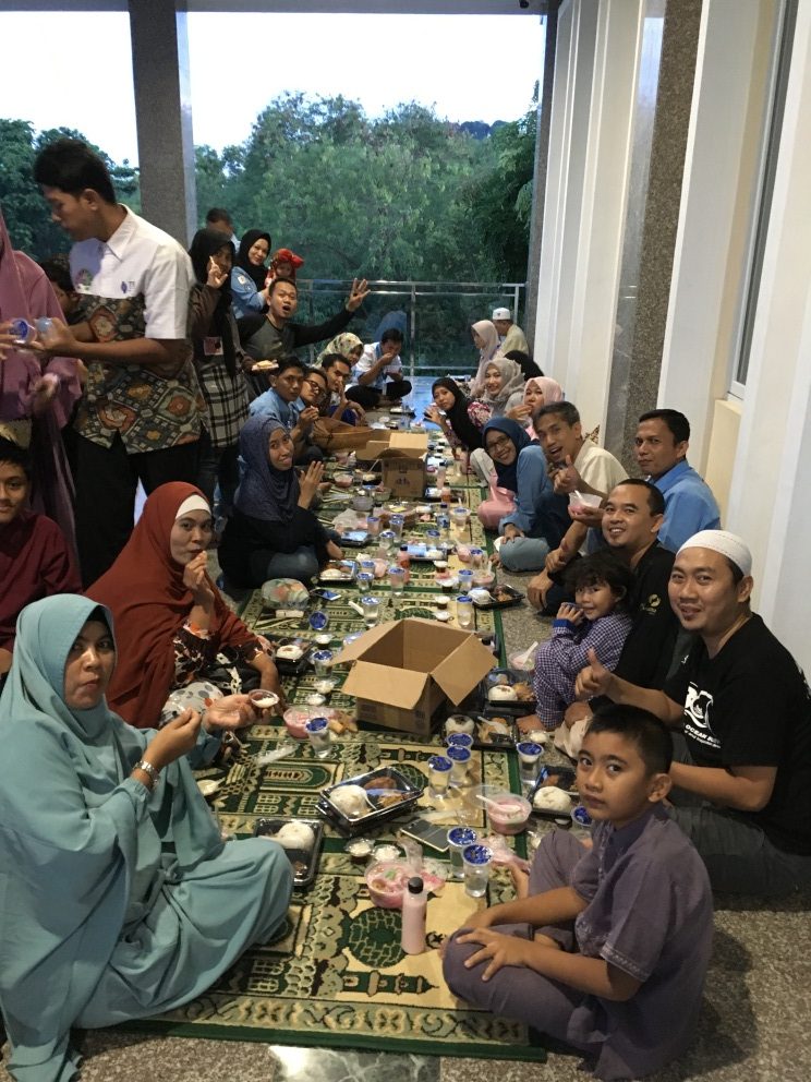 TDA Peduli Sharing Iftar On The Street - TDA BATAM
