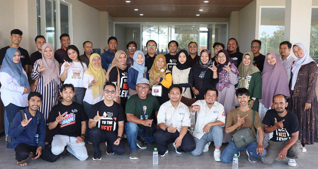 Sahabat TDA berfoto bersama dalam kegiatan kopdar