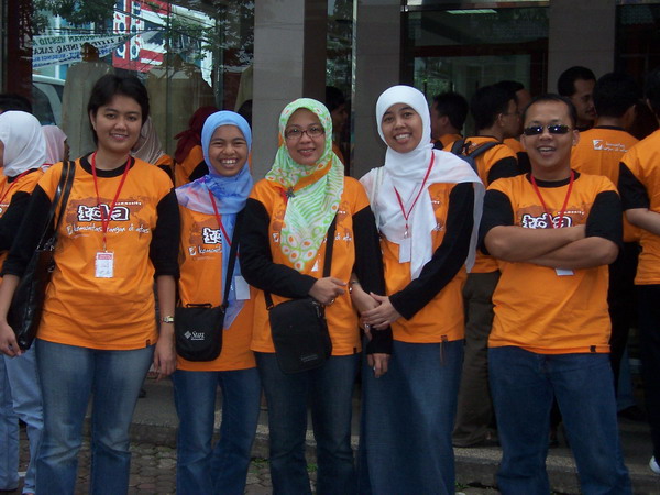 Berfoto Bersama (Kunjungan UKM Bandung)