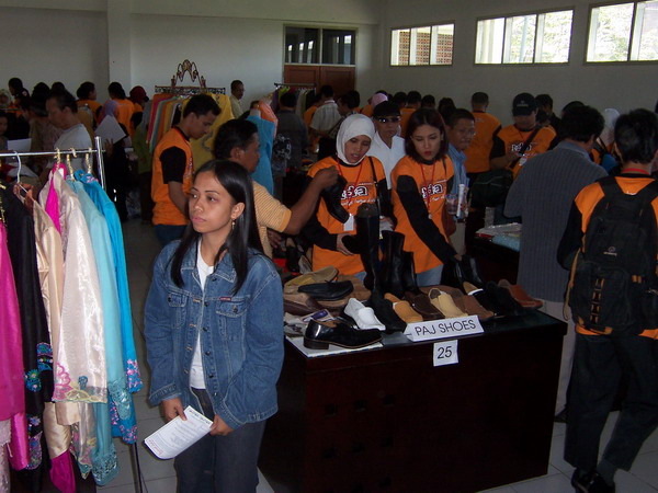 Suasana Pameran (Kunjungan dan Pameran UKM Bandung 12 Maret 2006)